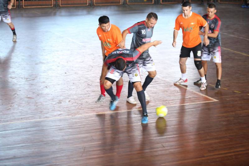 Mais de 300 policiais militares, de diversas localidades do Pará, participam neste sábado (3) e no domingo (4) da II Copa de Futsal da Casa Militar da Governadoria, em comemoração aos 101 anos de criação do órgão. Quarenta equipes participam do torneio, sendo 32 masculinas, quatro femininas, duas sub-16 e duas sub-13, as duas últimas formadas por alunos da escolinha de futsal da PM, que ensina a filhos de militares técnicas e regras da prática esportiva.
FOTO: RODOLFO OLIVEIRA / AG. PARÁ
DATA: 03.03.2018
BELÉM - PARÁ <div class='credito_fotos'>Foto: Rodolfo Oliveira/Ag. Pará | <a href='/midias/2018/originais/eae7bf95-eb79-48c4-abab-579948894cf4.jpg' download><i class='fa-solid fa-download'></i> Download</a></div>