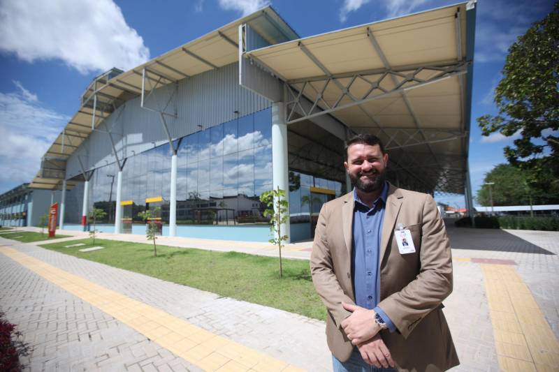 O Centro Integrado de Inclusão e Reabilitação (CIIR) inaugurado dia 30 de maio pelo Governo do Estado, passou por um período obrigatório de higienização ambiental, de calibração de equipamentos, de finalização do processo de capacitação dos seus mais de 200 colaboradores. O local vai garantir o atendimento de média e alta complexidade a partir da próxima segunda-feira, 18, com a oferta gradativa dos serviços até atingir sua plena capacidade de atendimento aos usuários do Sistema Único de Saúde (SUS). As Pessoas com Deficiência (PcD) só terão acesso aos serviços por meio de encaminhamento das Unidades de Referência Especializada (URE), da Secretaria Estadual de Saúde do Pará (Sespa). O encaminhamento ao Centro será feito pelo Sistema de Regulação (Sisreg). Outras duas formas de acesso serão por meio da Coordenadoria de Educação Especial da Secretaria de Educação do Estado (Seduc), exclusiva para alunos da rede pública; e do Centro Integrado de Inclusão e Cidadania da Secretaria de Estado de Assistência Social, Trabalho, Emprego e Renda (Seaster), para a comunidade em geral. No entanto, todos passarão por triagem e, posteriormente, serão direcionadas a partir do Sisreg para o CIIR. O diretor executivo do complexo, o administrador José Luz Batista (foto) Neto informa que não haverá atendimento espontâneo ou qualquer tipo de inscrição ou cadastramento no CIIR. “Todos os usuários devem ter agendamento prévio para atendimento via regulação estadual”, destacou o gestor.
FOTO: THIAGO GOMES / AG. PARÁ
DATA: 25.05.2018
BELÉM - PARÁ <div class='credito_fotos'>Foto: Thiago Gomes /Ag. Pará | <a href='/midias/2018/originais/eae86d61-9aaa-4d9a-ace2-0482bf6373f3.jpg' download><i class='fa-solid fa-download'></i> Download</a></div>