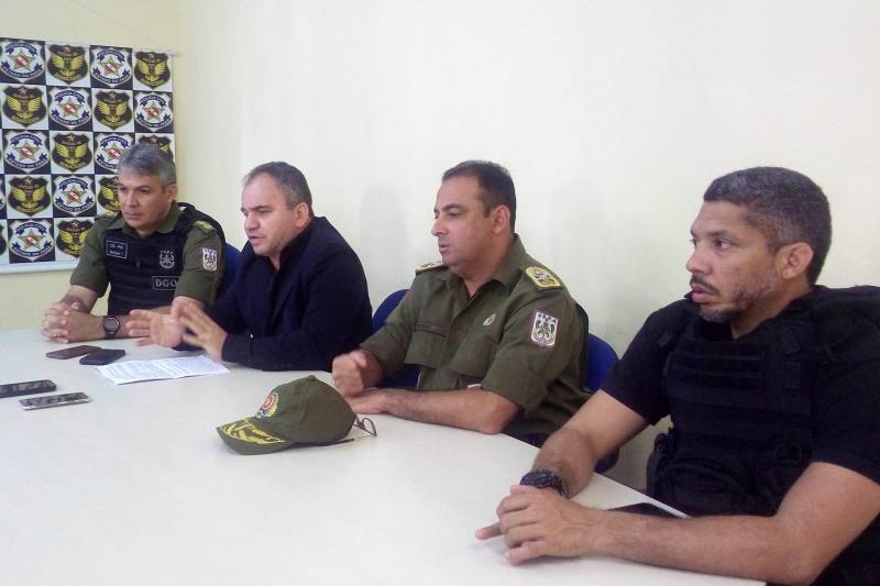 Em entrevista a jornalistas, o delegado-geral da Polícia Civil do Pará, Rilmar Firmino informou que, ao todo, 100 policiais civis e militares fizeram parte da operação. Estiveram presentes também na Divisão de Homicídios, o coronel Hilton Benigno, comandante geral da Polícia Militar; o coronel Marco Antonio Rocha, chefe do Departamento Geral de Operações (DGO) da PM e o delegado Cláudio Galeno, diretor de Polícia Especializada da Polícia Civil. Conforme Firmino, ao todo, 11 mandados de prisão foram expedidos pela Justiça, em decorrência de investigações realizadas pela equipe da Divisão de Homicídios, unidade de Ananindeua e que tem atuação em investigação de homicídios na RMB.
FOTO: ACOM POLÍCIA CIVIL
DATA: 08.03.2018
BELÉM - PARÁ
<div class='credito_fotos'>Foto: Ascom Polícia Civil | <a href='/midias/2018/originais/eaef0d07-030d-4b69-b980-0516568d3667.jpg' download><i class='fa-solid fa-download'></i> Download</a></div>