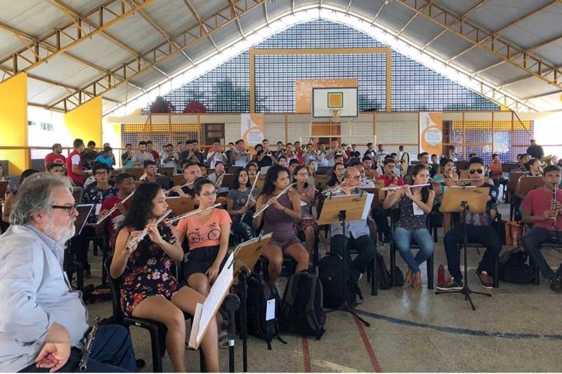 Salinas, na região nordeste do Pará, recebeu no fim de semana, o Painel Funarte de Bandas de Música, evento realizado há sete anos em parceria entre a Fundação Carlos Gomes (FCG) e a Fundação Nacional de Artes (Funarte). Criado há mais de 40 anos, o evento promove a capacitação de instrumentistas que integram bandas de música, contribuindo para a preservação dessa rica tradição musical brasileira.
FOTO: WALDA MARQUES FCP
DATA: 19.11.2018
SALINAS - PARÁ <div class='credito_fotos'>Foto: WALDA MARQUES / ASCOM FCG | <a href='/midias/2018/originais/eaf03317-29fd-446b-b091-cd2ad82f3e5e.jpg' download><i class='fa-solid fa-download'></i> Download</a></div>