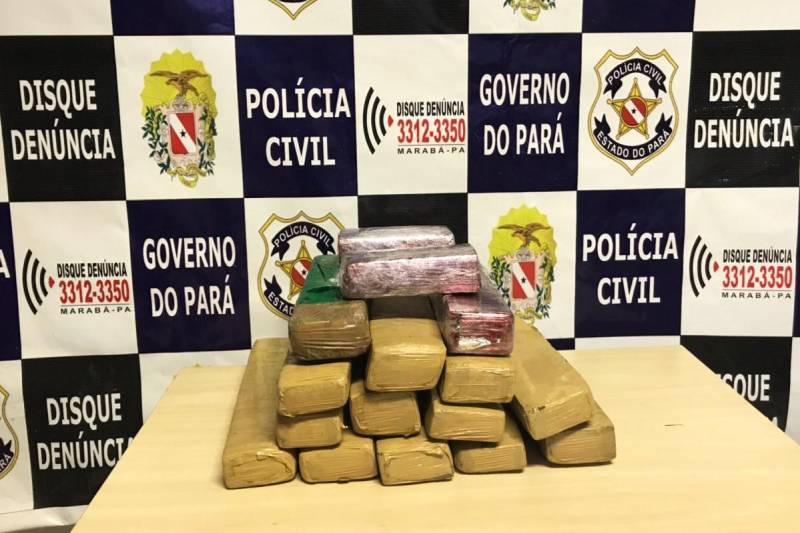 A Polícia Civil do Pará prendeu, no núcleo Cidade Nova, em Marabá, sudeste do Estado, o casal Maurício Lopes da Silva, 28 anos e Vaniscléia da Silva Monteiro, 31, pelo crime de tráfico de drogas. Os dois foram presos, no dia 12, logo após receberem a droga vinda de Goiânia, capital de Goiás, em um veículo de uma empresa transportadora. Com os presos, os policiais civis apreenderam 16 tabletes de maconha prensada com peso aproximado de 15 quilos no total. Outras duas pessoas foram presas em Goiânia, por policiais civis aquele estado, com mais 100 quilos da droga, totalizando a apreensão de mais de 115 quilos de entorpecentes nos dois estados. O delegado Marcelo Delgado, titular da Superintendência da Polícia Civil da Região Sudeste do Pará explica que as prisões, em Marabá, foram realizadas logo após policiais civis avistarem o casal, que trafegava em uma moto tipo Honda Titan 160 cilindradas. O veículo era conduzido por Maurício e Vaniscléia estava na garupa. O casal, de acordo com o policial civil, estava em atitude suspeita. Os policiais civis perceberam que a mulher carregava uma caixa de papel, por isso decidiram fazer a abordagem para uma revista pessoal. Durante o procedimento, solicitaram à mulher que abrisse a caixa para uma averiguação. Foi quando encontraram a droga. Questionados sobre a origem e destino da droga, eles nada informaram. No entanto, durante interrogatório, Maurício confessou o crime. Ele disse que a droga veio da cidade de Goiânia e foi transportada até Marabá no veículo de uma empresa transportadora de cargas, como se fosse uma encomenda normal. Em depoimento, ele disse ter usado o nome de Vaniscléia para fazer a postagem da carga.
FOTO: ASCOM / PCPA
DATA: 13.03.2018
MARABÁ - PARÁ <div class='credito_fotos'>Foto: ASCOM / PCPA | <a href='/midias/2018/originais/eb062d03-39e7-45f4-bc0d-a2eb994ddbfd.jpg' download><i class='fa-solid fa-download'></i> Download</a></div>