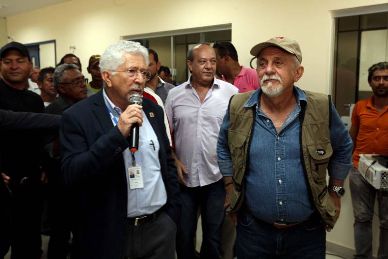 Nesta sexta-feira (6), um dia após completar 105 anos de emancipação, Marabá, município de forte vocação mineral e agrícola que o faz principal centro socioeconômico do sudeste paraense, recebeu importantes obras e serviços do Governo do Estado. Em destaque, investimentos nas áreas da saúde, educação, saneamento básico e segurança. As cerimônias contaram com a presença do governador Simão Jatene, parlamentares, prefeitos da região, entre outras autoridades. Durante a agenda de governo no município foi entregue oficialmente à população a nova Estação de Tratamento de Esgoto Sanitário (ETE) da Companhia de Saneamento do Pará (Cosanpa), o bloco IV do campus VIII da Universidade Estadual do Pará (Uepa, na foto) e mais de 90 veículos para unidades militares de Marabá e municípios da região. Além disso, também foi entregue à prefeitura 13 caminhões coletores de resíduos sólidos e assinado um termo aditivo para aquisição de equipamentos de hemodiálise para o Hospital Regional do Sudeste do Pará - Dr. Geraldo Veloso (HRSP), entre outros convênios. Na foto, o reitor da Universidade, Rubens Cardoso.
FOTO: SIDNEY OLIVEIRA / AG. PARÁ
DATA: 06.04.2018
MARABÁ - PARÁ <div class='credito_fotos'>Foto: Agência Pará | <a href='/midias/2018/originais/eb130759-2b10-4b88-bb7f-3c275b11e934.jpg' download><i class='fa-solid fa-download'></i> Download</a></div>