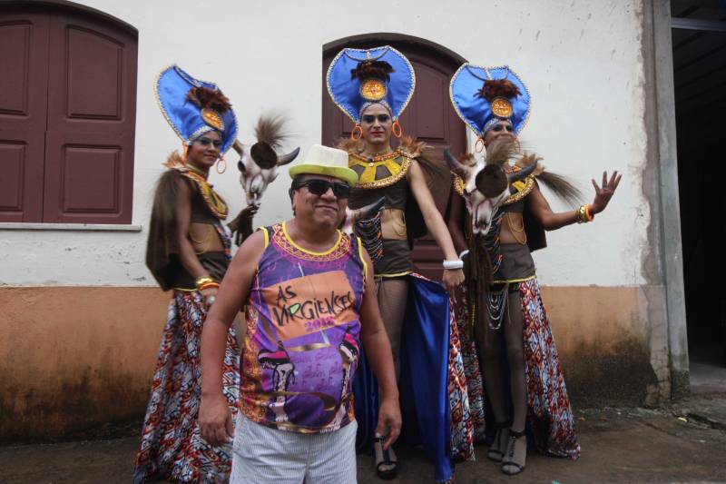 O professor Júlio Leal Gomes é natural de Vigia de Nazaré, no nordeste paraense, terra conhecida pela hospitalidade, principalmente em época festiva. Mantendo a tradição, no Carnaval Júlio e seus irmãos abrem a casa da família para amigos e outros parentes. Neste ano, o imóvel de quatro cômodos abrigou mais de 50 pessoas. Vigia tem um dos maiores e mais tradicionais carnavais do Pará. Nesta época do ano, a população do município, de 51.173 habitantes (Censo/IBGE), triplica com a chegada de brincantes oriundos de todo o Brasil, e os vigienses – igual coração de mãe - acolhem essa multidão. A estimativa é a cidade receber mais de 300 mil pessoas neste Carnaval. Na foto, Júlio Leal Gomes.
FOTO: IGOR BRANDÃO / AG PARÁ
DATA: 13.02.2018
BELÉM - PARÁ <div class='credito_fotos'>Foto: IGOR BRANDÃO / AG. PARÁ | <a href='/midias/2018/originais/eb169521-19d4-4b52-aed5-f8a70038ffcd.jpg' download><i class='fa-solid fa-download'></i> Download</a></div>