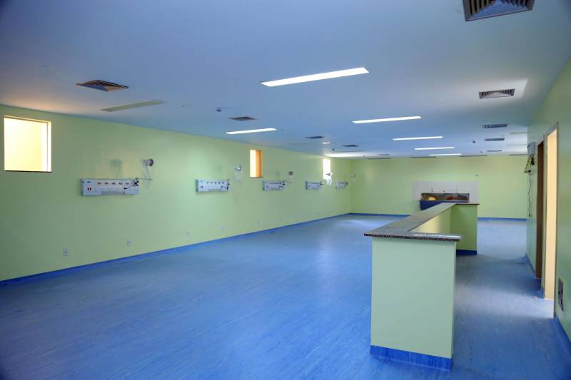 O novo Hospital Santa Rosa, no município de Abaetetuba, no nordeste do Pará, está pronto e será entregue pelo governo do Estado à Prefeitura, na primeira quinzena do mês de dezembro.

FOTO: MÁCIO FERREIRA / AG. PARÁ
DATA: 29.11.2018
ABAETETUBA - PARÁ <div class='credito_fotos'>Foto: MÁCIO FERREIRA/ AG. PARÁ   |   <a href='/midias/2018/originais/eb1a1fa6-62b0-4853-a31b-cabc80f548f0.jpg' download><i class='fa-solid fa-download'></i> Download</a></div>