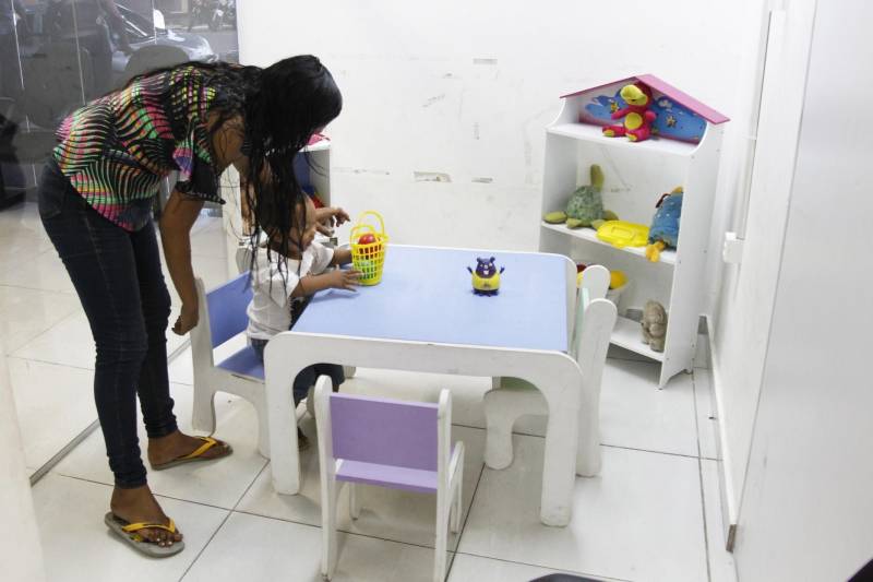 A Central de Cadastro de Visitantes (CCV) da Superintendência do Sistema Penitenciário do Estado (Susipe) atende, em média, 300 pessoas por dia. Desde que foi inaugurada, em 2015, mais de 32 mil pessoas estão regularmente cadastradas para realizar visitas aos internos, nas 46 unidades prisionais do Estado. A Central está instalada no prédio-sede da Susipe, no bairro de Batista Campos, em Belém. O espaço é amplo, climatizado e oferece os serviços de cadastro de visitantes, psicologia e assistência social, além de atendimento jurídico e de saúde. Para as crianças, o espaço conta ainda com uma brinquedoteca e um fraldário. Bianca Almeida, de 25 anos, é esposa de um detento custodiado na Central de Triagem da Marambaia (CT-MAB). Enquanto esperava o atendimento, o filho de Bianca (foto), de apenas dois anos, se divertia na brinquedoteca.
FOTO: AKIRA ONUMA / ASCOM SUSIPE
DATA: 20.02.2018
BELÉM - PARÁ <div class='credito_fotos'>Foto: Akira Onuma / Ascom Susipe | <a href='/midias/2018/originais/eb25e515-46ce-4760-9a14-bcdd7c1a6f2e.jpg' download><i class='fa-solid fa-download'></i> Download</a></div>