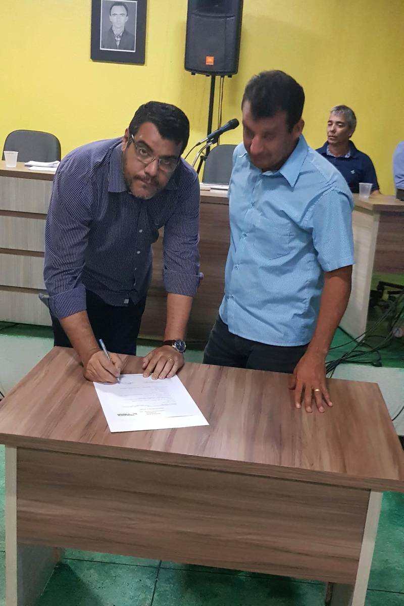 Quem precisa trafegar pela PA 287, do trecho da BR 158 até o município de Cumaru do Norte, teve uma boa notícia neste sábado (23), quando foi entregue a ordem de serviço para a execução da obra de conservação da rodovia. A solenidade ocorreu na Câmara Municipal de Vereadores de Cumaru do Norte, e contou com a presença do Secretário Regional de Governo do Sudeste do Pará, Jorge Bittencourt (foto), que no ato representou o governador Simão Jatene.
FOTO: ASCOM CRGSP
DATA: 23.06.2018
CUMARU DO NORTE - PARÁ <div class='credito_fotos'>Foto: ASCOM CRGSP | <a href='/midias/2018/originais/eb268d95-d429-4dec-bc01-660583d812ee.jpg' download><i class='fa-solid fa-download'></i> Download</a></div>