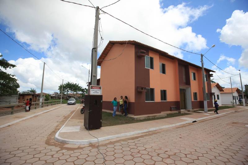 A Cohab entregou hoje(07) mais 30 unidades habitacionais do Projeto Taboquinha, em Icoaraci, que contempla a construção de moradias e infraestrutura urbana, incluindo a recuperação ambiental em torno do Igarapé Tabocão, propiciando a retomada das atividades dos pescadores da área. O projeto prevê ainda a entrega de mais 20 unidades habitacionais, o que deverá ocorrer em 2019. Seu Luís França, de 85 anos, foi um dos primeiros a chegar para a entrega das unidades habitacionais do Taboquinha. Ele ficou emocionado ao receber as chaves de sua nova casa. "Hoje é um dia de alegria pra mim, agradeço a todos que trabalharam nesse projeto, pra dar essa casa para nós", disse o idoso que irá morar com a filha no novo endereço.

FOTO: SIDNEY OLIVEIRA / AG. PARÁ
DATA: 07.12.2018
ICOARACI - PARÁ <div class='credito_fotos'>Foto: Sidney Oliveira/Ag. Pará   |   <a href='/midias/2018/originais/eb2e3daf-a6a7-4cef-8bef-2ba9b5ced08e.jpg' download><i class='fa-solid fa-download'></i> Download</a></div>