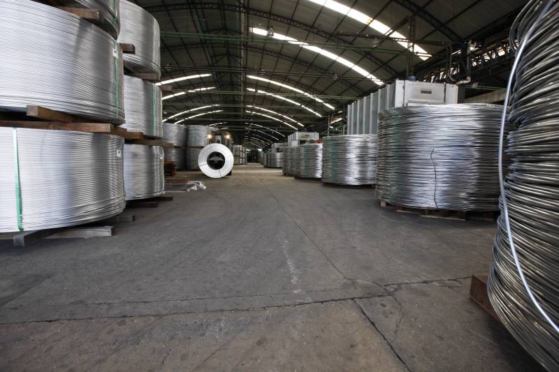 O Pará registrou o maior crescimento industrial entre todos os estados brasileiros no ano passado. Nos doze meses de 2017, o estado registrou um aumento de 10,1%, o único com dois dígitos no País.“Estes índices começam a refletir, de forma direta, a política de verticalização do governo do Estado, com ações integradas pelo programa de desenvolvimento Pará 2030”, destaca o secretário estadual de Desenvolvimento, Mineração e Energia, Adnan Demachki. “As ações de incentivos fiscais e segurança institucional, por exemplo, atraíram indústrias em áreas estratégicas, como as cadeias do açaí, palma e alumínio.” (foto).
FOTO: RODOLFO OLIVEIRA / ARQUIVO AG. PARÁ
DATA: 09.02.2018
BARCARENA - PARÁ <div class='credito_fotos'>Foto: Rodolfo Oliveira/Ag. Pará | <a href='/midias/2018/originais/eb34e3d3-b0a5-45e4-b103-4444923f4042.jpg' download><i class='fa-solid fa-download'></i> Download</a></div>