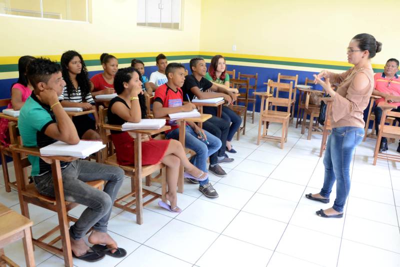 Estudantes da vila Enche Concha, no município de Cachoeira do Piriá, a 250 km de Belém, assistiram pela primeira vez, na última quarta-feira (14), à aula do Sistema Educacional Interativo (SEI), que a Secretaria de Estado de Educação (Seduc) está implantando para ampliar o ensino médio em localidades de difícil acesso no interior. A professora Edilene Aguiar (foto) auxiliou pessoalmente os estudantes, em sala de aula, a formarem opinião sobre o tema.
FOTO: RAI PONTES / ASCOM SEDUC
DATA: 14.03.2018
CACHOEIRA DO PIRIÁ - PARÁ <div class='credito_fotos'>Foto: Rai Pontes/Ascom Seduc | <a href='/midias/2018/originais/eb35290f-85c8-4e92-94c9-8901b361018d.jpg' download><i class='fa-solid fa-download'></i> Download</a></div>