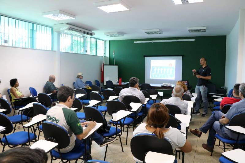 Os conselheiros das quatro Unidades de Conservação da Grande Belém se reuniram nesta terça-feira (30) para o segundo encontro do Programa de Capacitação de Conselheiros. Na foto, o engenheiro sanitarista David Lopes discutiu sobre a qualidade ambiental dos rios e igarpés de Belém.
FOTO: ASCOM IDEFLOR-BIO
DATA: 30.10.2018
BELÉM - PARÁ <div class='credito_fotos'>Foto: Ascom Ideflor-Bio | <a href='/midias/2018/originais/eb3535f5-183a-47cf-a25c-912da6f9bfe3.jpg' download><i class='fa-solid fa-download'></i> Download</a></div>