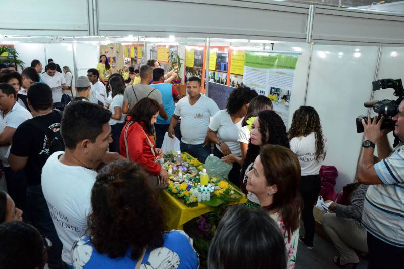 O século XXI clama por atitudes sustentáveis, e os professores e alunos do curso Técnico em Informática e Meio Ambiente, da Escola Técnica Albertina Leitão, de Santa Izabel do Pará, na Região Metropolitana de Belém, estão dispostos a desenvolver atitudes voltadas à sustentabilidade. Eles apresentaram dois projetos (foto) na quarta-feira (06), no estande da Secretaria de Estado de Educação (Seduc) na Feira Pan-Amazônica do Livro, que ocorre no Hangar, em Belém, até o próximo domingo (10). A maquete de produção de energia eólica e os produtos de limpeza ecológicos cheiros e essências do Pará atraíram muitos visitantes. Segundo o professor de Meio Ambiente Ray Fran Pires, a maquete que gera energia elétrica com a força do vento é uma solução simples de geração limpa e renovável de energia, que não polui e nem exaure a natureza.
FOTO: FERNANDO NOBRE / ASCOM SEDUC
DATA: 07.06.2018
BELÉM - PARÁ <div class='credito_fotos'>Foto: FERNANDO NOBRE/ASCOM SEDUC | <a href='/midias/2018/originais/eb3d18f1-1403-4097-b0a2-bb8cb2325fc9.jpg' download><i class='fa-solid fa-download'></i> Download</a></div>