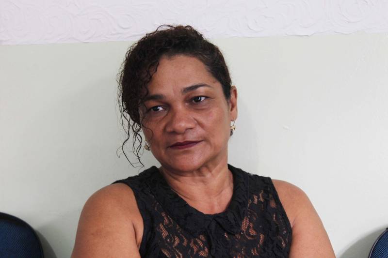Dentro de uma cela na Central de Triagem Metropolitana II (CTM II) as transexuais Paula e Michelly, dividem o mesmo espaço e tem os seus direitos e as suas identidades sociais garantidas. Assim como elas, outras seis internas são amparadas pela resolução do Conselho Nacional de Política Criminal e Penitenciária que garante à população carcerária de Lésbicas, Gays, Bissexuais e Transexuais (LGBT), os direitos de preservar a sua condição e resguardar a sua integridade física e moral dentro das penitenciárias de todo o país. “Aqui dentro eu me sinto respeitada, porque ninguém invade o nosso espaço. A direção da casa não impede o uso de coisas que gostamos e deixa a gente a vontade para sermos do jeito que a gente quer ser. Ninguém mexe com a gente e não há casos de violência por nossa orientação sexual”, falou Paula Maia (nome social), presa há três meses na unidade prisional. A Superintendência do Sistema Penitenciário do Estado (SUSIPE) garante direitos à população carcerária LGBT no Pará, desde o ano de 2009, quando foi o primeiro Estado brasileiro a autorizar a visita íntima homoafetiva nas unidades prisionais. Hoje além do CTM II, o Centro de Recuperação do Coqueiro (CRC) acolhe a população transexual, em celas específicas. Na foto, a assistente social da unidade, Dorotéia Lobo.
FOTO: AKIRA ONUMA / ASCOM SUSIPE
DATA: 22.05.2018
BELÉM - PARÁ <div class='credito_fotos'>Foto: Akira Onuma / Ascom Susipe | <a href='/midias/2018/originais/eb475776-b2aa-474b-8ca2-530ee9024a51.jpg' download><i class='fa-solid fa-download'></i> Download</a></div>