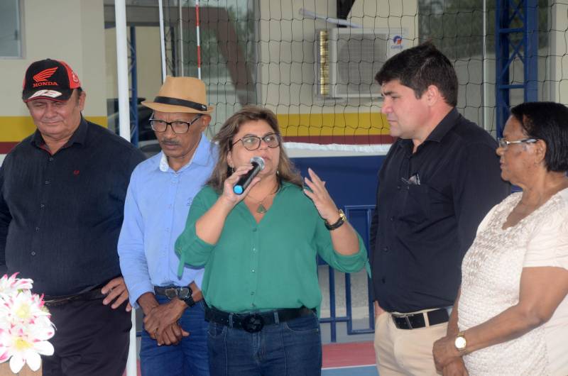 Como parte de um ciclo de empreendimentos visando fortalecer a aprendizagem na rede estadual de ensino, incrementado nesta gestão do governador Simão Jatene, a Secretaria de Estado de Educação (Seduc) entregou, neste sábado (29), a reforma e ampliação da Escola Estadual Agostinho de Moraes Oliveira, no Município de Inhangapi, no nordeste do Estado. As obras na Escola Agostinho Moraes de Oliveira foram viabilizadas mediante convênio entre o Governo do Estado e a Prefeitura Municipal. Orçados em mais de R$ 2 milhões, os serviços deram uma nova configuração para a unidade de ensino, para o atendimento de 420 estudantes que passam a dispor de modernas salas de aula, espaços para pesquisa e atividades monitoradas e outras instalações e equipamentos. Professores e servidores contam com bloco administrativo e espaços específicos para a rotina de trabalho. Na foto, a presença da secretária de Estado de Educação, Ana Claudia Hage.

FOTO: FERNANDO NOBRE / ASCOM SEDUC
DATA: 29.12.2018
INHANGAPI - PARÁ <div class='credito_fotos'>Foto: FERNANDO NOBRE/ASCOM SEDUC   |   <a href='/midias/2018/originais/eb488f9e-a00f-4df9-813b-e85994c01071.jpg' download><i class='fa-solid fa-download'></i> Download</a></div>