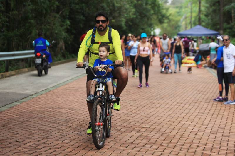 Neste primeiro feriado após a reabertura do Parque ao público, no último dia 16, o movimento no Peut foi grande, principalmente entre famílias e esportistas. Gente de todas as idades aproveitou a estrutura, segurança e tranquilidade do local para praticar seu esporte favorito. Bicicletas, patins e skate disputavam espaço em meio aos quatro quilômetros de percurso da pista principal. A reabertura do Parque coincidiu com a nova fase do supervisor de vendas Sérgio Sousa, 37 anos. Acompanhado de seu filho Arthur (foto) em uma bike, ele virou frequentador do espaço desde a abertura. “
FOTO: CARLOS SODRÉ / AG. PARÁ
DATA: 30.03.2018
BELÉM - PARÁ <div class='credito_fotos'>Foto: CARLOS SODRÉ / AG. PARÁ | <a href='/midias/2018/originais/eb499748-194e-4a14-a9c1-56f074318f71.jpg' download><i class='fa-solid fa-download'></i> Download</a></div>