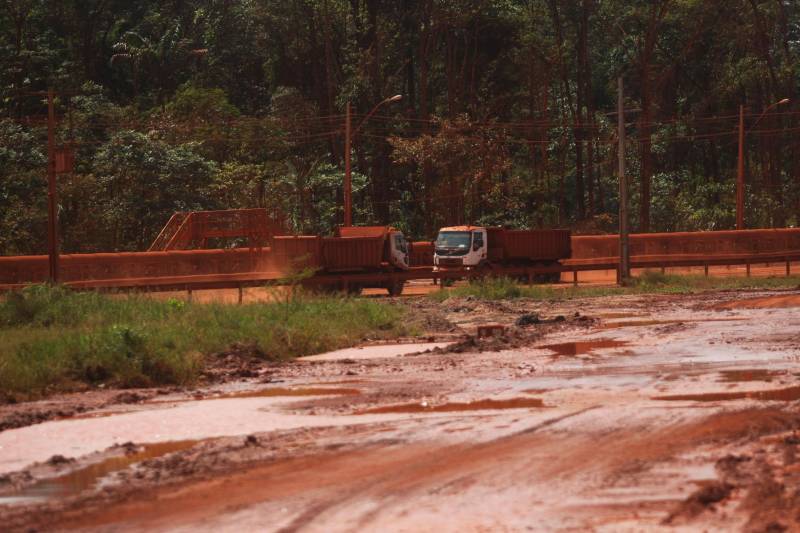 Por conta do não cumprimento do prazo de 48 horas dado pelo Governo do Estado para que a Hydro (foto) reduzisse os níveis das bacias de resíduos ao nível de pelo menos um metro, a Secretaria de Meio Ambiente e Sustentabilidade (Semas) notifica a empresa, na manhã desta terça-feira (27), com a determinação de que reduza a produção da refinaria em 50%. A Semas também triplicará a multa definida anteriormente, cumprindo a legislação ambiental em vigor, chegando a cerca de R$ 1 milhão por dia de descumprimento (300 mil Unidades de Padrão Fiscal). A empresa informou formalmente que reduziu os índices, mas não integralmente no total determinado de um metro. A determinação de redução emitida pela Semas reforça ainda que devem ser mantidos e ampliados os esforços para tratamento dos efluentes e de redução dos níveis das bacias. As equipes da Semas permanecem em campo 24 horas, trabalhando em conjunto com a Defesa Civil e outros órgãos, monitorando a situação.
FOTO: IGOR BRANDÃO / AG. PARÁ
DATA: 24.02.2018
BARCARENA - PARÁ <div class='credito_fotos'>Foto: IGOR BRANDÃO / AG. PARÁ | <a href='/midias/2018/originais/eb4dbb07-073e-4531-acbb-b739a4dae842.jpg' download><i class='fa-solid fa-download'></i> Download</a></div>