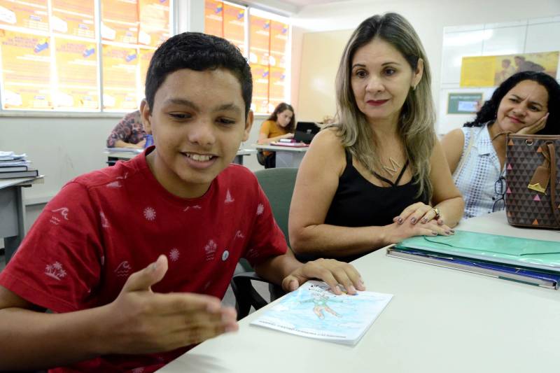 Atualmente, o Pará possui 7.983 alunos atendidos pela Educação Especial matriculados regularmente na rede estadual de ensino. Aluno do 8º ano do ensino fundamental na Escola Estadual Caldeira de Castelo Branco, na Cidade Velha, o estudante Gabriel Calandrine, 14 anos (foto), desde 2012 realiza atividades voltadas para a sua habilidade direcionada às artes.
FOTO: FERNANDO NOBRE / ASCOM SEDUC
DATA: 03.07.2018
BELÉM - PARÁ <div class='credito_fotos'>Foto: FERNANDO NOBRE/ASCOM SEDUC | <a href='/midias/2018/originais/eb4eef9b-5e4e-48b0-ba3a-84b6bb5d7834.jpg' download><i class='fa-solid fa-download'></i> Download</a></div>