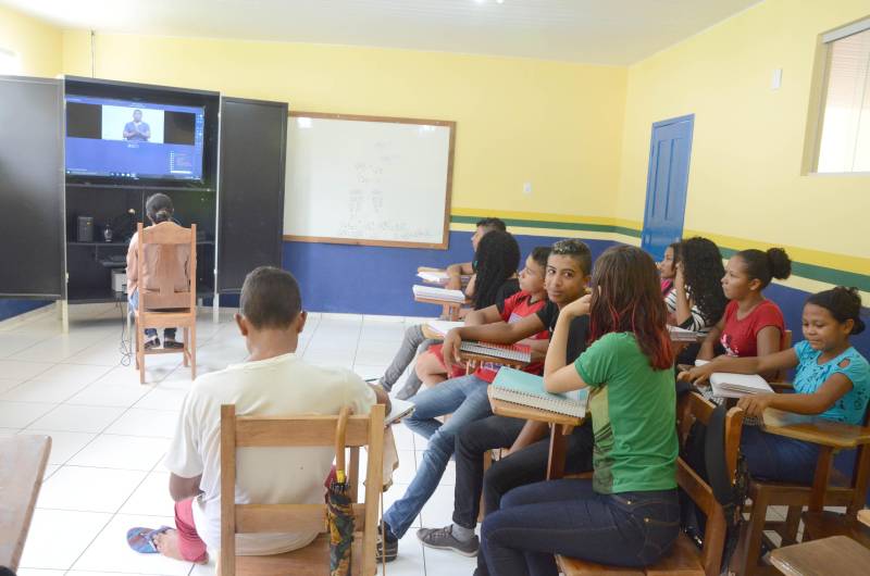 Estudantes da vila Enche Concha, no município de Cachoeira do Piriá, a 250 km de Belém, assistiram pela primeira vez, na última quarta-feira (14), à aula do Sistema Educacional Interativo (SEI), que a Secretaria de Estado de Educação (Seduc) está implantando para ampliar o ensino médio em localidades de difícil acesso no interior.
FOTO: RAI PONTES / ASCOM SEDUC
DATA: 14.03.2018
CACHOEIRA DO PIRIÁ - PARÁ <div class='credito_fotos'>Foto: Rai Pontes/Ascom Seduc | <a href='/midias/2018/originais/eb4f7206-a590-480c-b1cd-526c2ed376ca.jpg' download><i class='fa-solid fa-download'></i> Download</a></div>