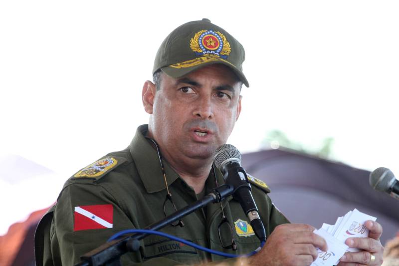 A cerimônia de formatura dos novos praças da Polícia Militar ocorreu na manhã desta segunda-feira (9), simultaneamente, em Belém e outros seis municípios paraenses: Santa Izabel, Castanhal, Barcarena, Capanema, Bragança e Tucuruí. Em Parauapebas, Marabá, Breves, Soure e Conceição do Araguaia, a formatura será celebrada na quinta-feira, dia 12. Na sexta-feira, dia 13, é a vez de Santarém, Altamira, Paragominas e Itaituba. O governador Simão Jatene presidiu a cerimônia de formatura no Portal da Amazônia, bairro da Cidade Velha, em Belém. Milhares de familiares dos formandos lotaram o espaço para entregar aos novos policiais militares seus diplomas de conclusão de curso. Na foto, o comandante geral da Polícia Militar do Estado, coronel Hilton Benigno.
FOTO: CRISTINO MARTINS / AG. PARÁ
DATA: 09.07.2018
BELÉM - PARÁ <div class='credito_fotos'>Foto: Cristino Martins/Ag. Pará | <a href='/midias/2018/originais/eb5b8322-2f02-4c3e-b23e-78ac4b516ac4.jpg' download><i class='fa-solid fa-download'></i> Download</a></div>