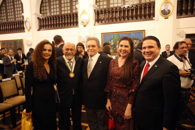 O governador Simão Jatene foi homenageado pela Associação do Corpo Consular no Estado do Pará (ACCP) com a Comenda do Mérito Consular João Clemente Baena Soares. A maior honraria da entidade foi entregue na noite desta quinta-feira (22), no salão nobre do prédio sede da Associação Comercial do Pará (ACP), em Belém.
FOTO: IGOR BRANDÃO / AG. PARÁ
DATA: 22.02.2018
BELÉM - PARÁ <div class='credito_fotos'>Foto: IGOR BRANDÃO / AG. PARÁ | <a href='/midias/2018/originais/eb5cd5b2-79f6-4494-8fa1-75efe8aae3f2.jpg' download><i class='fa-solid fa-download'></i> Download</a></div>