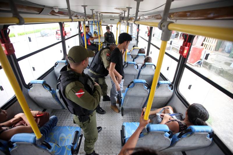 Militares do 1º Batalhão de Policiamento Militar (BPM) realizaram na manhã desta terça-feira, 15, a operação Ônibus Seguro, no bairro do Barreiro, em Belém. Quinze policiais em quatro viaturas, subordinados ao Comando de Policiamento da Capital, participaram da operação fazendo a abordagem e revista nos ônibus que circulam no perímetro, assim como a orientação aos usuários. Durante as duas horas da operação realizada nesta terça-feira, 15, pela manhã, na Pedro Álvares Cabral com Passagem Mirandinha (foto), nenhuma ocorrência foi registrada.

FOTO: THIAGO GOMES / AG. PARÁ
DATA: 15.05.2018
BELÉM - PARÁ <div class='credito_fotos'>Foto: Thiago Gomes /Ag. Pará   |   <a href='/midias/2018/originais/eb69003a-3e19-401f-a777-d5499a1eaea5.jpg' download><i class='fa-solid fa-download'></i> Download</a></div>