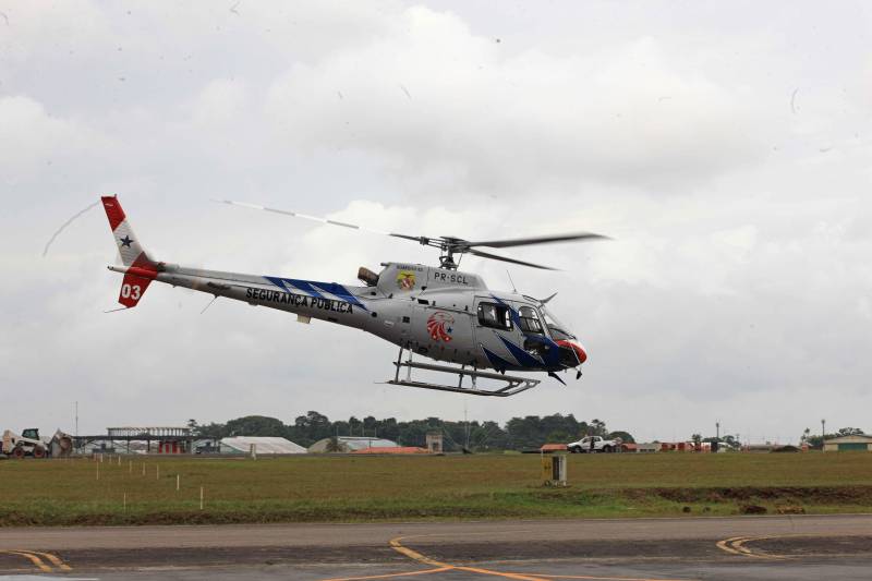 A aeronave do Grupamento Aéreo de Segurança Pública (Graesp) trouxe, nesta sexta-feira (16), para Belém, piloto e passageiros do helicóptero que precisou fazer um pouso forçado, na Ilha do Marajó. O fato ocorreu em uma área de mata entre os municípios de Curralinho e Breves, no dia 15. O resgate dos funcionários da empresa prestadora de energia elétrica no Pará e do piloto foi realizado ainda no final da tarde de ontem, quando o grupamento foi acionado pelo Salvaéreo.
FOTO: RODOLFO OLIVEIRA / AG. PARÁ
DATA: 16.03.2018
BELÉM - PARÁ <div class='credito_fotos'>Foto: Rodolfo Oliveira/Ag. Pará | <a href='/midias/2018/originais/eb6ca78b-12b0-4b28-a595-e6574042dba3.jpg' download><i class='fa-solid fa-download'></i> Download</a></div>