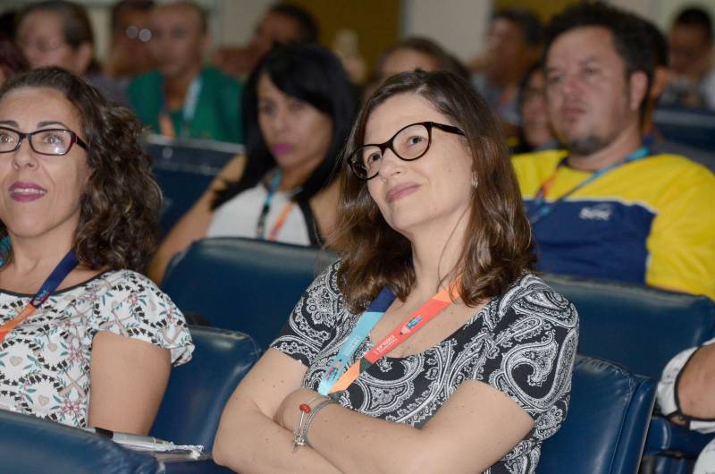 Mais de 100 profissionais de instituições de ensino, especialistas em esporte paralímpico e atletas, se reuniram na tarde desta quarta-feira (21), na abertura do I Seminário Regional Escolar Paralímpico - Norte II, realizado em Belém, na sede da Fundação Cultural do Pará. Márcia Rezende (foto), professora de Educação Física da Secretaria de Educação do Tocantins, veio a Belém especialmente para o evento.
FOTO: RAI PONTES / ASCOM SEDUC
DATA: 21.03.2018
BELÉM - PARÁ <div class='credito_fotos'>Foto: Rai Pontes/Ascom Seduc | <a href='/midias/2018/originais/eb6fe0a4-4358-48e2-b16d-4579d5393f25.jpg' download><i class='fa-solid fa-download'></i> Download</a></div>