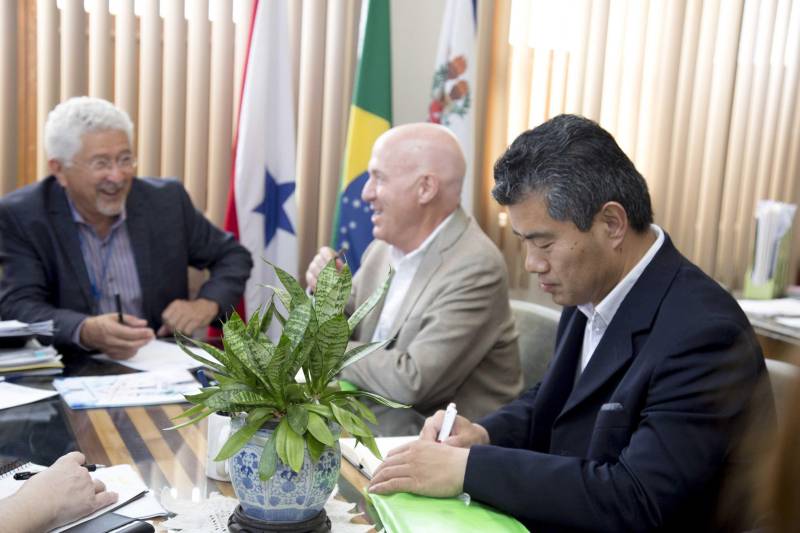 O Instituto Confúcio (IC) da Universidade do Estado do Pará (Uepa) recebeu diretores do Centro Regional de Institutos Confúcio para a América Latina (Crical), no dia 05 de novembro, em Belém. Anualmente, a diretoria elege cinco unidades para conhecer os trabalhos de perto. O IC da Uepa é um dos mais novos em todo o mundo e tem se destacado pela difusão da língua e cultura chinesa para além dos limites da instituição, estendendo-se à comunidade. Durante a visita, eles estiveram reunidos com a gestão superior da Uepa, além dos diretores do IC, Pang Huy (d) e Antônio Silva. O reitor Rubens Cardoso (e) deu as boas vindas ao diretor executivo Roberto Lafontaine (c) e ao subdiretor Sun Xintang. Ele relembrou os 25 anos de história da instituição e pontuou o papel que o Instituto Confúcio tem nessa trajetória.
FOTO: MARCELLO SARMENTO / ASCOM UEPA
DATA: 06.11.2018
BELÉM - PARÁ <div class='credito_fotos'>Foto: MARCELLO SARMENTO / ASCOM UEPA | <a href='/midias/2018/originais/eb7076f1-dcd4-44b2-aec4-7d1103d5ec94.jpg' download><i class='fa-solid fa-download'></i> Download</a></div>