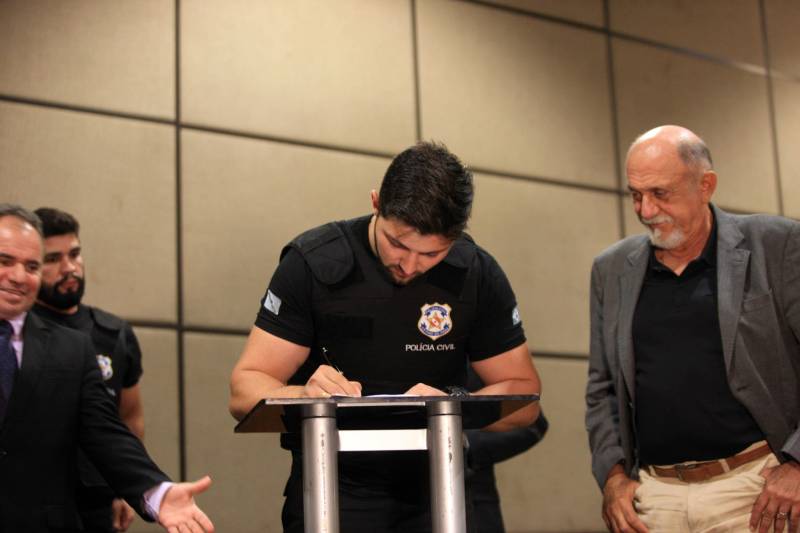 Representando a corporação, assinaram o documento de posse os policiais Rivaldo Ruela da Silva (investigador); Davi Bezerra Feijó (escrivão) e Athur Akihiro Pastana (papiloscopista). Na oportunidade também foram entregues, simbolicamente, os equipamentos de trabalho, como coletes, armas e carteiras funcionais.

FOTO: RODOLFO OLIVEIRA / AG. PARÁ
DATA: 22.03.2018
BELÉM - PARÁ <div class='credito_fotos'>Foto: Rodolfo Oliveira/Ag. Pará   |   <a href='/midias/2018/originais/eb75abca-3103-4137-91af-80f886d9d53d.jpg' download><i class='fa-solid fa-download'></i> Download</a></div>