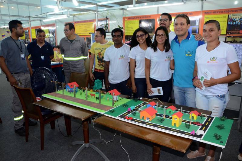 O século XXI clama por atitudes sustentáveis, e os professores e alunos do curso Técnico em Informática e Meio Ambiente, da Escola Técnica Albertina Leitão, de Santa Izabel do Pará, na Região Metropolitana de Belém, estão dispostos a desenvolver atitudes voltadas à sustentabilidade. Eles apresentaram dois projetos (foto) na quarta-feira (06), no estande da Secretaria de Estado de Educação (Seduc) na Feira Pan-Amazônica do Livro, que ocorre no Hangar, em Belém, até o próximo domingo (10). A maquete de produção de energia eólica e os produtos de limpeza ecológicos cheiros e essências do Pará atraíram muitos visitantes. Segundo o professor de Meio Ambiente Ray Fran Pires, a maquete que gera energia elétrica com a força do vento é uma solução simples de geração limpa e renovável de energia, que não polui e nem exaure a natureza.
FOTO: FERNANDO NOBRE / ASCOM SEDUC
DATA: 07.06.2018
BELÉM - PARÁ <div class='credito_fotos'>Foto: FERNANDO NOBRE/ASCOM SEDUC | <a href='/midias/2018/originais/eb76e1db-5bac-46d9-9820-28ff969666f5.jpg' download><i class='fa-solid fa-download'></i> Download</a></div>