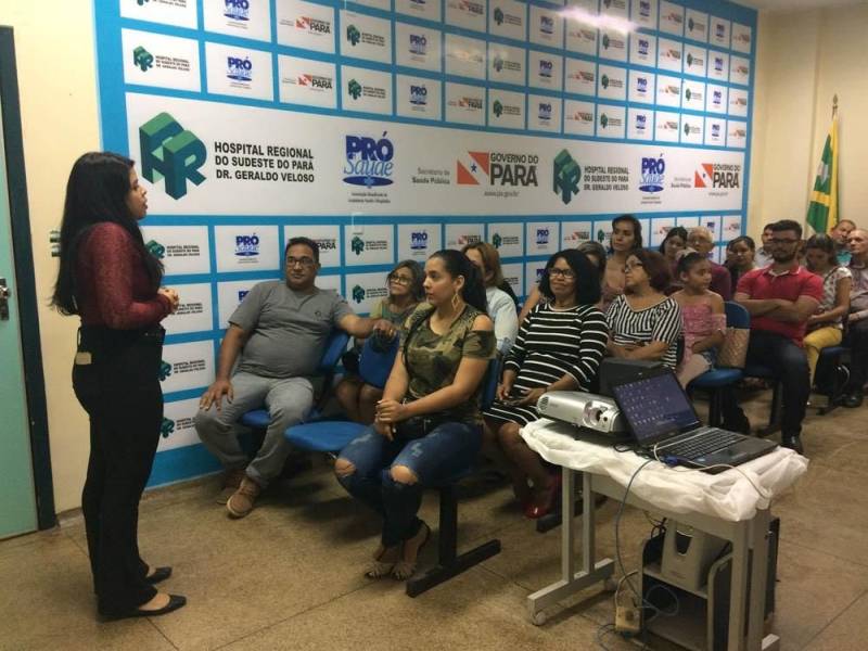 No Hospital Regional do Sudeste do Pará - Dr. Geraldo Veloso (HRSP), em Marabá (PA), o movimento nas enfermarias vai além de profissionais da assistência. Os pacientes também recebem cuidado especial dos integrantes do Programa de Voluntariado, por meio de atividades como musicoterapia e risoterapia. Neste mês, a unidade quis retribuir a dedicação dessas pessoas e homenageá-las durante a II Convenção dos Voluntários. Durante a programação, os participantes receberam cartas e assistiram a depoimentos de pacientes, acompanhantes e colaboradores gratos pelo tempo que os voluntários dedicam à atividade na unidade. Na foto, II Convenção de Voluntários.

FOTO: ASCOM / HRSP
DATA: 02.06.2018
MARABÁ - PARÁ <div class='credito_fotos'>Foto: ASCOM HRSP   |   <a href='/midias/2018/originais/eb7c07e2-9617-4a2a-8889-f3052540efb2.jpg' download><i class='fa-solid fa-download'></i> Download</a></div>