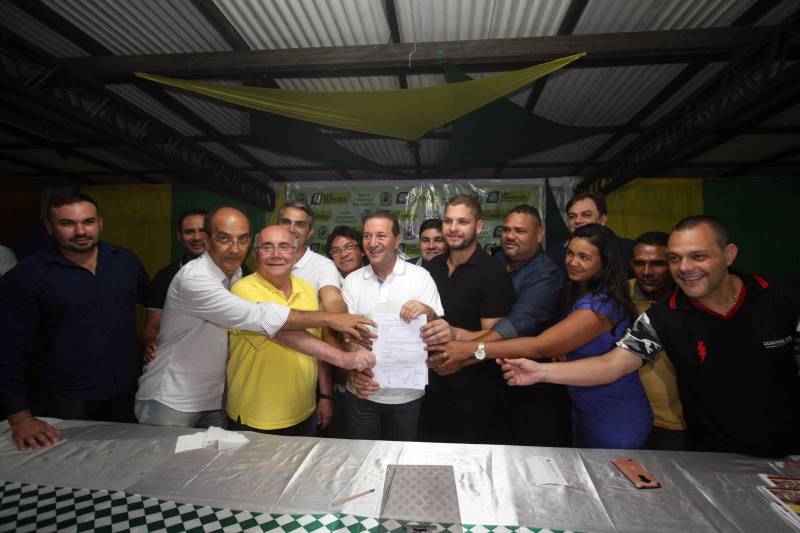 O município de São Francisco do Pará recebeu, neste sábado (30), uma ordem de serviço para o asfaltamento de 5 quilômetros de suas ruas, um investimento de quase R$ 2 milhões. A ação é uma realização do Governo do Estado, por meio da Secretaria de Estado de Desenvolvimento Urbano e Obras Públicas (Sedop), e tem a parceria da Assembleia Legislativa do Estado (Alepa) e da prefeitura do município beneficiado. O evento de entrega ocorreu de 18h às 20h, no Centro de Referência e Assistência Social (Cras) da cidade. A iniciativa faz parte de uma ação maior, já realizada em Viseu, Augusto Corrêa, Tracuateua, Bonito, Floresta do Araguaia, Curionópolis, São João da Ponta, Curuçá, Terra Alta, Sapucaia, Redenção, Capanema, Bragança, São Domingos do Capim e outros municípios. Nos 14 municípios citados, foram destinados mais de R$ 42 milhões para a pavimentação asfáltica em cerca de 95 quilômetros.
FOTO: SIDNEY OLIVEIRA / AG. PARÁ
DATA: 30.06.2018
SÃO FRANCISCO - PARÁ <div class='credito_fotos'>Foto: Sidney Oliveira/Ag. Pará | <a href='/midias/2018/originais/eb7ce343-31ee-46b1-922e-4bc9a7c6e931.jpg' download><i class='fa-solid fa-download'></i> Download</a></div>