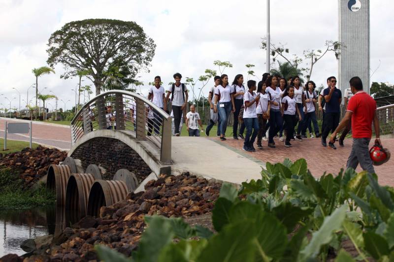 Olha, mãe, o mosquito que dá doença. Água parada dá dengue, né?”. Foram essas as palavras da pequena Valentina Marie, de apenas 2 anos e oito meses, ao avistar a escultura em forma de um mosquito, instalada no lago do Parque Estadual do Utinga (Peut). Com a simplicidade genuína das crianças, ela traduziu a proposta de arte educativa da peça que vem virando atração no novo ponto turístico do Estado. Na manhã da última quinta-feira (22), a escultura em fibra de vidro mais uma vez chamou atenção, dessa vez de estudantes das redes municipal e estadual, que participaram da primeira visita técnica ao parque. A visita ao Parque do Utinga fez parte das atividades da V Conferência Nacional Infantojuvenil pelo Meio Ambiente, que este ano trabalha o tema “Vamos cuidar do Brasil cuidando das águas” e vem mobilizando educadores em projetos de educação ambiental. Durante a excursão, os estudantes ouviram sobre a importância do espaço como uma unidade de conservação estadual, criada para preservar ecossistemas e mananciais, como os lagos Bolonha e Água Preta, que abastecem cerca de 70% da população de Belém. Na foto, alunos da Escola Estadual José Bonifácio, no bairro do Guamá.
FOTO: SIDNEY OLIVEIRA / AG. PARÁ
DATA: 23.03.2018
BELÉM - PARÁ <div class='credito_fotos'>Foto: Sidney Oliveira/Ag. Pará | <a href='/midias/2018/originais/eb7cff25-6b6a-4c69-bb5f-89293e99253a.jpg' download><i class='fa-solid fa-download'></i> Download</a></div>