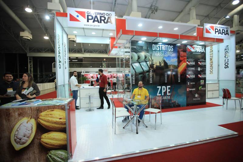 A abertura da Feira Pará Negócios 2018, nesta quinta-feira (22), no Hangar Convenções e Feiras da Amazônia, em Belém, foi marcada pela assinatura de um protocolo de intenções entre a Secretaria de Desenvolvimento Econômico, Mineração e Energia (Sedeme), Companhia de Desenvolvimento Econômico do Pará (Codec) e a empresa ZSun Energy que prevê investimentos na ordem de R$12 milhões de reais para a região do município de Paragominas, sudeste do estado, com a chegada de uma indústria de placas de energia solar no município a partir do ano que vem.

FOTO: MÁCIO FERREIRA / AG. PARÁ
DATA: 22.11.2018
BELÉM - PARÁ <div class='credito_fotos'>Foto: MÁCIO FERREIRA/ AG. PARÁ   |   <a href='/midias/2018/originais/eb7dfaae-5c5a-4ce6-aff3-3d3730aad927.jpg' download><i class='fa-solid fa-download'></i> Download</a></div>