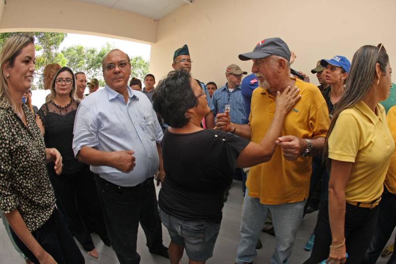 No último dia 14, a dona de casa Francisca Correa foi assaltada quando saia da igreja, no município de Primavera, nordeste do estado. dois rapazes a derrubaram da bicicleta e levaram sua bolsa. Francisca acabou se tornando uma das primeiras usuárias da nova Unidade Integrada de Polícia Pro Paz (UIPP) em Primavera. "Cheguei, fui rapidamente atendida e os dois rapazes já foram, inclusive, presos", disse. Francisca, que voltou à UIPP nessa segunda-feira, dia 19, para buscar o boletim de ocorrência. Coincidentemente, o mesmo dia em que a unidade foi oficialmente entregue à população pelo governador Simão Jatene. Não que a gente goste de vir aqui, né?", afirmou Francisca. Delegacia nunca é bom, completou a dona de casa. "Mas, quando a gente chega num lugar novo e é bem atendida, aí se sente mais tranquila, principalmente numa hora de sofrimento como essa, de um assalto", concluiu.
FOTO: RODOLFO OLIVEIRA / AG. PARÁ
DATA: 19.03.2018
PRIMAVERA - PARÁ <div class='credito_fotos'>Foto: Rodolfo Oliveira/Ag. Pará | <a href='/midias/2018/originais/eb806904-902b-44c8-a4fb-54b7a120fafd.jpg' download><i class='fa-solid fa-download'></i> Download</a></div>