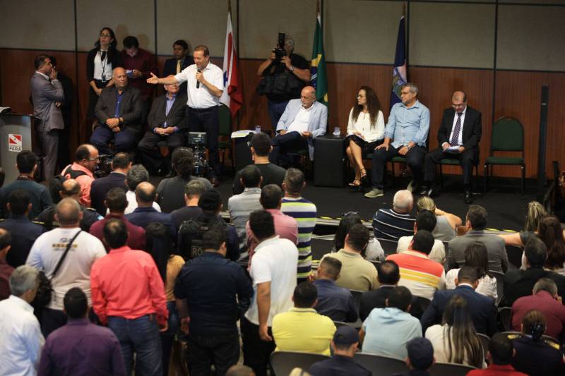 Com a entrega de mais 359 veículos, somente esta semana, o Governo do Pará reforçou a atuação da área de segurança pública em todo o Estado. Todos os veículos auxiliarão no combate a criminalidade e a manutenção da segurança em todo o território paraense. Boa parte desses veículos foi destinada diretamente para as guardas municipais, numa ação integrada com as Prefeituras, por meio da Secretaria de Segurança Pública e Defesa Social (Segup) com articulação da Secretaria de Municípios Sustentáveis, que define em conjunto com os municípios, a agenda de prioridades. A última etapa da entrega ocorreu nesta quinta-feira (5), no Hangar – Centro de Convenções da Amazônia.
FOTO: RODOLFO OLIVEIRA / AG. PARÁ
DATA: 05.07.2018
BELÉM - PARÁ <div class='credito_fotos'>Foto: Rodolfo Oliveira/Ag. Pará | <a href='/midias/2018/originais/eb83392b-59ec-431b-a451-5610d295a212.jpg' download><i class='fa-solid fa-download'></i> Download</a></div>