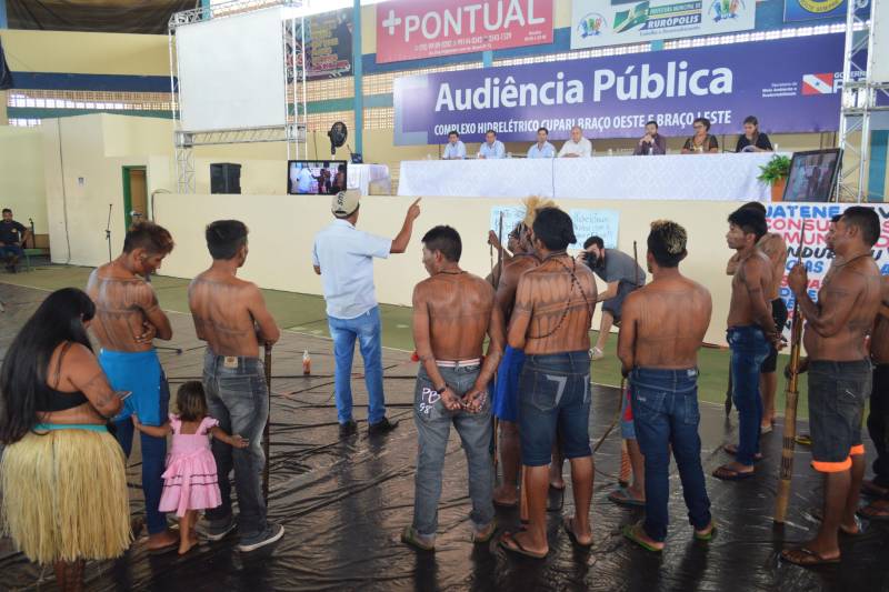 Cerca de 700 pessoas participaram de uma audiência pública, no município de Rurópolis, no sudoeste do estado, promovida pela Secretaria de Meio Ambiente e Sustentabilidade (Semas). As discussões giraram em torno dos impactos socioambientais previstos no projeto do Complexo Hidrelétrico Braços Leste e Oeste e Linhas de Transmissão Associadas, de responsabilidade da empresa Cienge Engenharia. Essa foi a segunda audiência realizada, a pedido da Semas, a respeito do projeto. O evento deu continuidade a encontros anteriores, como reuniões prévias e outra audiência já realizadas no município no período entre agosto e outubro de 2016. A Semas também convocou, por meio de edital, o Ministério Público Estadual e Federal, autoridades federais, estaduais e municipais, órgãos públicos e privados, instituições governamentais e não governamentais e comunidades a serem influenciadas direta ou indiretamente pelo empreendimento, a fim de discutir o conteúdo do Estudo de Impacto Ambiental (EIA) e Relatório de Impacto Ambiental (Rima).
FOTO: ASCOM / SEMAS
DATA: 08.03.2018
RURÓPOLIS - PARÁ <div class='credito_fotos'>Foto: ASCOM SEMAS | <a href='/midias/2018/originais/eb8809b8-10ca-40c8-80f3-5c8118bc2981.jpg' download><i class='fa-solid fa-download'></i> Download</a></div>