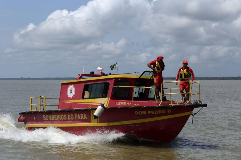O Governo do Estado, por meio do Corpo de Bombeiros Militar do Pará em parceria com a Sobrasa (Sociedade Brasileira de Salvamento Aquático), realizaram nesta quarta-feira (05) a entrega de 100 coletes salva-vidas (foto) na comunidade ribeirinha do Igarapé Grande, no município de Ananindeua. A medida visa ajudar na prevenção dos acidentes por afogamento nos rios paraenses.
FOTO: SIDNEY OLIVEIRA / AG. PARÁ
DATA: 05.10.2016
ANANINDEUA - PARÁ <div class='credito_fotos'>Foto: Sidney Oliveira/Ag. Pará | <a href='/midias/2018/originais/eb8b7af2-2b83-43f9-be6d-4bdf4e8f84e2.jpg' download><i class='fa-solid fa-download'></i> Download</a></div>