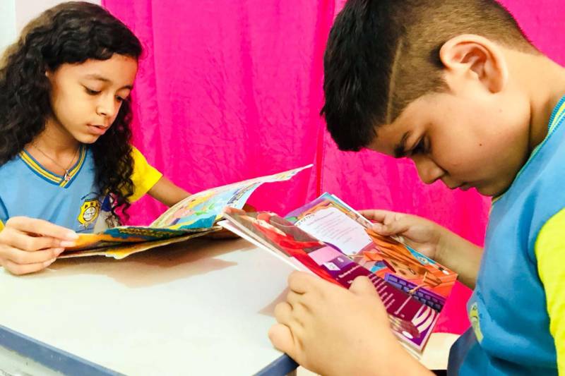 Crianças como a estudante do 5º ano, Ádria Hungria, de 10 anos, que aproveitou o acervo doado e escolheu alguns gibis. “Eu tenho alguns livros lá em casa, mas é sempre bom ter novos livros e gibis para ler. São outras histórias”, observou. Já André Isaac Araújo, 10 anos, sonha em estudar Medicina e sabe que precisa se dedicar aos estudos e ler muito. Para ele, o futuro Espaço de Leitura será mais um incentivo na busca desse sonho.
FOTO: ASCOM IOEPA
DATA: 15.03.2018
ANANINDEUA - PARÁ <div class='credito_fotos'>Foto: RONALDO QUADROS / ASCOM IOEPA | <a href='/midias/2018/originais/eb8c6268-3f74-49b5-95a9-db3e0c5a5bd1.jpg' download><i class='fa-solid fa-download'></i> Download</a></div>