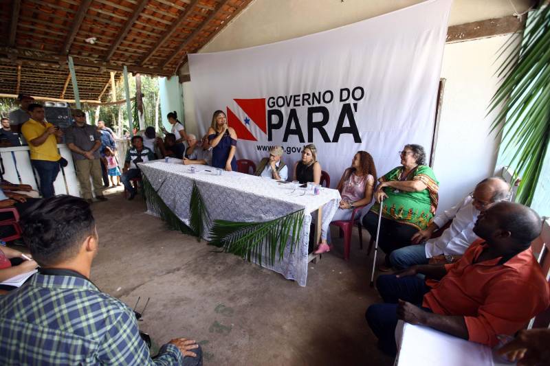 “Ter a posse da terra é a certeza de que nunca iremos perder o nosso direito, que nossos filhos e nossos netos poderão dar continuidade a nossa história em segurança. Foram anos de luta até chegar esse dia, agraciados com a assinatura do nosso título de terra. Só temos a agradecer a todos que fizeram parte disso e a cada um que lutou junto para que hoje isso se tornasse realidade”. A fala emocionada foi de seu Mário Araújo Silva, presidente da Associação Remanescente de Quilombo Espírito Santo, localizada no município do Acará, no nordeste do Estado. Ele assinou, neste sábado (24), junto com o governador Simão Jatene, o título que dá a posse da terra a comunidade. A fala do presidente traduz o sentimento das dezenas de famílias que moram no local, que agora tem a posse legítima do local onde seus antepassados viveram. “Sou filho de mãe negra. Nasci aqui como minha vó, bisavó, que fazem parte da história dessa comunidade que já existe a mais de 300 anos.
FOTO: SIDNEY OLIVEIRA / AG. PARÁ
DATA: 24.03.2018
ACARÁ - PARÁ <div class='credito_fotos'>Foto: Sidney Oliveira/Ag. Pará | <a href='/midias/2018/originais/eb8e1920-f3f4-4427-b06c-be1635b119f7.jpg' download><i class='fa-solid fa-download'></i> Download</a></div>