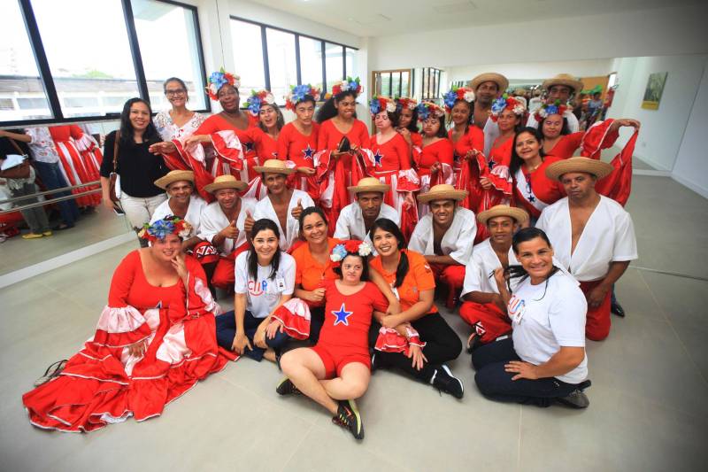 Um espaço moderno, com atendimento de alta qualidade. Assim é o Centro Integrado de Inclusão e Reabilitação (CIIR), inaugurado pelo Governo do Estado na tarde desta quarta-feira (30). O centro integra vários serviços em um único local. Da assistência médica, odontológica, passando pela reabilitação, capacitação, oficinas para produção de próteses e serviço de apoio e diagnósticos em crianças, jovens e adultos com deficiência no Estado do Pará. Localizado na rodovia Arthur Bernardes, em Belém, às margens da Baía do Guajará, o Centro Integrado é o primeiro na região Norte e fica em uma área total de mais de 40 mil metros quadrados. A obra foi iniciada em março de 2014 e está orçada em mais de R$ 32 milhões, recursos do tesouro estadual. O CIIR faz parte das ações previstas pelo Governo do Estado ampliando os serviços já oferecidos pela Secretaria de Estado de Saúde Pública (Sespa).
FOTO: THIAGO GOMES / AG. PARÁ
DATA: 30.05.2018
BELÉM - PARÁ <div class='credito_fotos'>Foto: Thiago Gomes /Ag. Pará | <a href='/midias/2018/originais/eb90eb94-fe2a-46e2-9925-caa8e5b11cf6.jpg' download><i class='fa-solid fa-download'></i> Download</a></div>