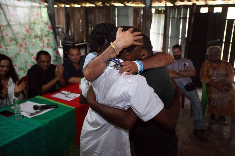 Dona Maria da Conceição Prudente Freitas, 38 anos, e representantes de mais 24 famílias da comunidade quilombola Ilha Grande de Cupijó, em Cametá, no Baixo Tocantins, viram o sonho de seus antepassados finalmente se tornar realidade. Nesta quinta-feira (26), eles foram beneficiados com título coletivo de propriedade expedido pelo Instituto de Terras do Pará (Iterpa). A entrega foi conduzida pela secretária de Municípios Sustentáveis, Izabela Jatene, e contou com a participação de representantes de pastas estaduais, comunidades e autoridades municipais. "Esse documento representa para nós uma grande vitória. É muito bom vermos, depois de anos de luta, a nossa terra ser reconhecida. Agora teremos mais segurança na nossa produção e mais facilidade no acesso a benefícios", afirmou Maria Conceição, 38 anos, que é filha de quilombolas e mora há 28 anos na localidade.
FOTO: THIAGO GOMES / AG. PARÁ
DATA: 26.10.2017
CAMETÁ - PARÁ <div class='credito_fotos'>Foto: Thiago Gomes /Ag. Pará | <a href='/midias/2018/originais/eb958337-fc07-4f87-a783-ee741e337f64.jpg' download><i class='fa-solid fa-download'></i> Download</a></div>