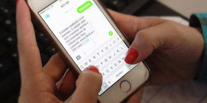 Para prevenir e orientar a população sobre procedimentos a serem tomados em caso de riscos de desastres naturais, a Defesa Civil do Estado do Pará passou a utilizar, no mês fevereiro, a plataforma SMS, que deverá fazer o envio de mensagens de orientações à população em situações, como de enxurradas, por exemplo. Desde que começou a operar, em fevereiro do ano passado nas regiões sul e sudeste do país, o programa já cadastrou 2,6 milhões de cidadãos e encaminhou 48 milhões de mensagens. No Pará, a expectativa é a de atender, principalmente, as áreas com maior incidência de fenômenos naturais. O projeto é coordenado pelo Centro Nacional de Gerenciamento de Riscos e Desastres (Cenad), do Ministério de Integração em parceria com a Defesa Civil dos Estados, Agência Nacional de Telecomunicações (Anatel) e operadoras de telefonia. 

FOTO: ASCOM / CBMPA
DATA: 02.03.2018
BELÉM - PARÁ  <div class='credito_fotos'>Foto: ASCOM / CBMPA   |   <a href='/midias/2018/originais/eb9a2a55-c6c8-4097-8441-63f690204ab5.jpg' download><i class='fa-solid fa-download'></i> Download</a></div>