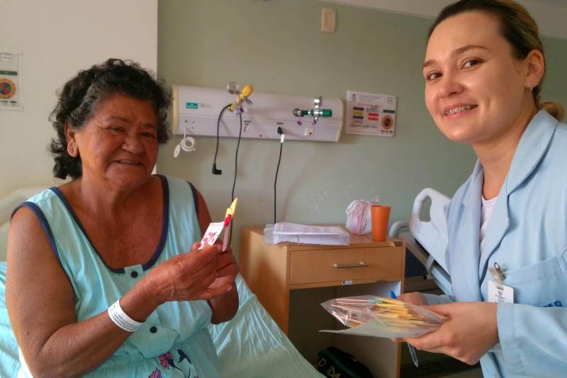 Usuárias e acompanhantes mães nas áreas de atendimentos e internadas nas clinicas receberam homenagens do GTH do Jean Bitar, que confeccionou brindes para distribuir.
FOTO: ASCOM HJB
DATA: 13.05.2018
BELÉM - PARÁ <div class='credito_fotos'>Foto: ASCOM HJB | <a href='/midias/2018/originais/eb9b50b0-2b03-4208-b44f-ee099f7ba3bb.jpg' download><i class='fa-solid fa-download'></i> Download</a></div>