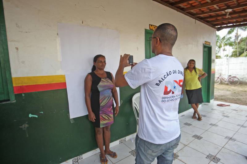 Aos 22 anos, Cláudio Cardoso está desempregado e procura um trabalho para sustentar o filho. Neste domingo (11) ele aproveitou a presença da Caravana Pro Paz no município de Barcarena, distante 15 quilômetros da capital, para retirar seus documentos e até aproveitou para cortar os cabelos. Na segunda-feira (12) pretende sair em busca de um emprego. Ele é um dos mil beneficiados pelos atendimentos feitos na cidade pela Caravana Pro Paz, uma ação do Governo do Pará, que busca garantir o acesso da população mais carente a serviços de atenção às necessidades básicas do cidadão, como atendimentos médicos, exames, vacinação, entre outros, com ações de mobilização em diversas regiões e municípios, a fim de fortalecer a cidadania paraense. “Os documentos e aparências são muito importantes para conseguir um trabalho, por isso estou aproveitando para fazer tudo para na segunda-feira continuar procurando emprego”, comentou Claudio. Ele está separado e quer encontrar um trabalho para sustentar o filho. A Caravana Pro Paz está iniciando os trabalhos em 2018 por Barcarena, nas comunidades de Vila Nova, Bom futuro e Burajuba afetadas pelo transbordamento de rejeitos da Hydro Alunorte, no início deste mês. Os serviços de retirada de documentos (Certidão de Nascimento, RG, Registro Social, ID Jovem), atendimento médico (pediatria, ginecologia e clínica geral), consulta jurídica, exames vacinas e cortes de cabelo foram ofertados em parceria com a Prefeitura do município.
FOTO: IGOR BRANDÃO / AG PARÁ
DATA: 11.03.2018
BARCARENA - PARÁ <div class='credito_fotos'>Foto: IGOR BRANDÃO / AG. PARÁ | <a href='/midias/2018/originais/eb9fbea5-da9b-4aea-9ba5-06e6edf1331f.jpg' download><i class='fa-solid fa-download'></i> Download</a></div>