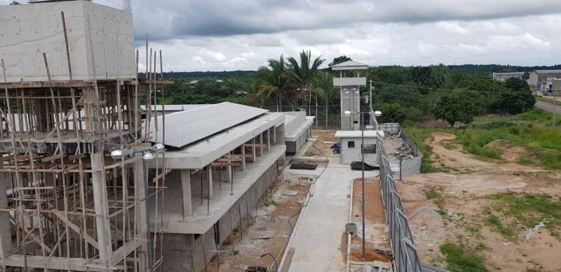 Com área total de mais de nove mil metros quadrados, a nova Cadeia Pública de Redenção (foto), no sudeste paraense, já está com 94,32% da obra concluída. A última etapa consiste no acabamento e equipagem da unidade prisional. A previsão de entrega é para março de 2019. A nova unidade prisional terá capacidade para 306 novas vagas e está orçada em mais de R$ 11 milhões.

FOTO: ASCOM / SUSIPE
DATA: 24.12.2018
REDENÇÃO - PARÁ <div class='credito_fotos'>Foto: ASCOM SUSIPE   |   <a href='/midias/2018/originais/eba1b117-6480-43c2-998a-f891e38eca9c.jpg' download><i class='fa-solid fa-download'></i> Download</a></div>