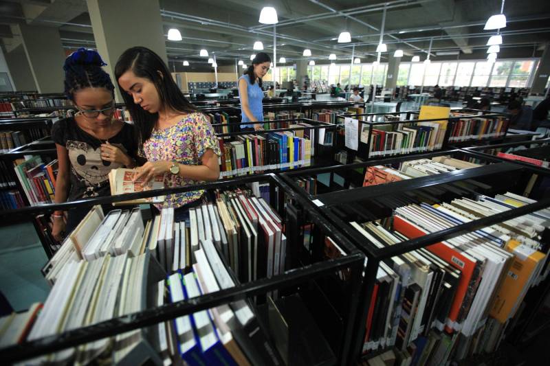 Biblioteca Pública Arthur Vianna, localizada no prédio do Centur. Com mais de 140 anos, o local é uma das principais referências na área em Belém, recebendo uma média de mil usuários por dia. Antes da popularização de instrumentos tecnológicos e sites especializados, a “biblioteca do Centur”, como é conhecida, era uma das principais fontes de pesquisa para alunos de todos os níveis de ensino em Belém.
FOTO: MÁCIO FERREIRA / AG. PARÁ
DATA: 02.03.2018
BELÉM - PARÁ <div class='credito_fotos'>Foto: MÁCIO FERREIRA/ AG. PARÁ | <a href='/midias/2018/originais/eba5b781-16ad-478c-a217-abacf9d41976.jpg' download><i class='fa-solid fa-download'></i> Download</a></div>