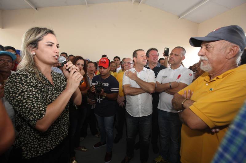 No último dia 14, a dona de casa Francisca Correa foi assaltada quando saia da igreja, no município de Primavera, nordeste do estado. dois rapazes a derrubaram da bicicleta e levaram sua bolsa. Francisca acabou se tornando uma das primeiras usuárias da nova Unidade Integrada de Polícia Pro Paz (UIPP) em Primavera. "Cheguei, fui rapidamente atendida e os dois rapazes já foram, inclusive, presos", disse. Francisca, que voltou à UIPP nessa segunda-feira, dia 19, para buscar o boletim de ocorrência. Coincidentemente, o mesmo dia em que a unidade foi oficialmente entregue à população pelo governador Simão Jatene. Não que a gente goste de vir aqui, né?", afirmou Francisca. Delegacia nunca é bom, completou a dona de casa. "Mas, quando a gente chega num lugar novo e é bem atendida, aí se sente mais tranquila, principalmente numa hora de sofrimento como essa, de um assalto", concluiu.
FOTO: RODOLFO OLIVEIRA / AG. PARÁ
DATA: 19.03.2018
PRIMAVERA - PARÁ <div class='credito_fotos'>Foto: Rodolfo Oliveira/Ag. Pará | <a href='/midias/2018/originais/eba8ce11-8741-4b4b-b546-9b1207fabe6c.jpg' download><i class='fa-solid fa-download'></i> Download</a></div>