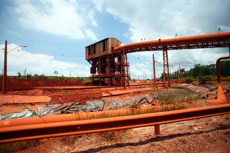 Iniciou neste sábado, 24, o prazo que o Governo do Estado deu para que a empresa de alumínio Hydro Alunorte adote procedimentos e mecanismos seguros ambientalmente, a fim de que as bacias de resíduos da empresa baixem os níveis em pelo menos um metro – o que é definido tecnicamente como padrão de segurança com comprovação permanente da redução e manutenção dos níveis. Uma equipe de fiscalização da Secretaria de Estado de Meio Ambiente e Sustentabilidade (Semas) está no município para fazer o monitoramento dos níveis das bacias do sistema de tratamento dos rejeitos da Bauxita. "Vamos montar equipes para, de duas em duas horas, avaliar o nível das bacias. Em caso de chuva o monitoramento será feito de uma em uma hora", explicou Rejiane Santos, geóloga da Diretoria de Licenciamento Ambiental da Semas.
FOTO: IGOR BRANDÃO / AG PARÁ
DATA: 24.02.2018
BELÉM - PARÁ <div class='credito_fotos'>Foto: IGOR BRANDÃO / AG. PARÁ | <a href='/midias/2018/originais/eba98146-fad6-40ea-af3c-0cf0fa0efb02.jpg' download><i class='fa-solid fa-download'></i> Download</a></div>