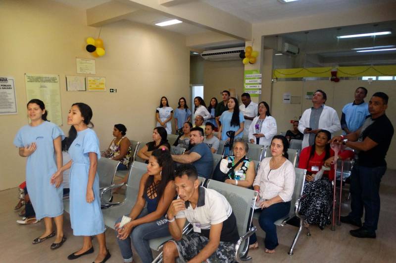 Diego Azevedo, de 32 anos, sofreu um acidente de moto enquanto trabalhava, há oito meses, o que gerou sequelas que ele ainda batalha para superar. Atualmente, está em fase de recuperação e usa um fixador externo na perna esquerda. O acompanhamento médico acontece no Hospital Público Estadual Galileu (HPEG), em Belém, onde ele esteve na segunda-feira, 17/12. Para a surpresa de Diego, enquanto aguardava a consulta, junto com a esposa Jakeline Xavier, de 32 anos, inesperadamente começou um flash mob natalino, na recepção da Unidade, que deixou os dois emocionados.

FOTO: ASCOM HPEG
DATA: 18.12.2018
BELÉM - PARÁ <div class='credito_fotos'>Foto: ASCOM / HPEG   |   <a href='/midias/2018/originais/ebadee1e-a644-433f-b5f6-e558c764cdac.jpg' download><i class='fa-solid fa-download'></i> Download</a></div>