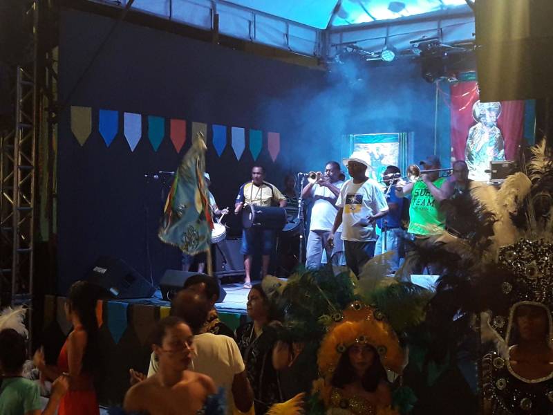 O Arraial de Todos os Santos (foto), programação junina oficial do governo do Estado, encerrou na sexta-feira (5), na Casa das Artes, com a apresentação de 16 Pássaros Juninos de Belém, Mosqueiro, Icoaraci e Outeiro. Na ocasião, dezenas de nobres, matutos, índios, feiticeiras e fadas desfilaram pela quadra da instituição e encenaram a bela história que se repete nas festas paraenses de São João há mais de 100 anos.
FOTO: ASCOM / FCP
DATA: 06.07.2018
BELÉM - PARÁ <div class='credito_fotos'>Foto: ASCOM FCP | <a href='/midias/2018/originais/ebb03631-b958-417b-9387-db1bcdcf45b2.jpg' download><i class='fa-solid fa-download'></i> Download</a></div>